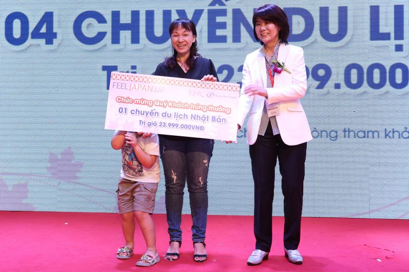 Khách hàng trúng thưởng tour du lịch 2017